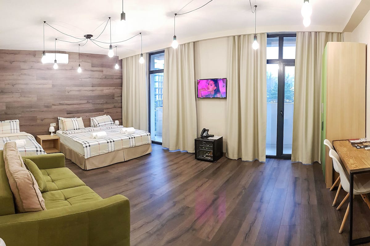 Deluxe kamer | Woonkamer | Een plasmatelevisie