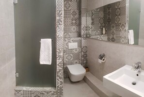 Standard Double or Twin Room | Bathroom | Shower, free toiletries, hair dryer, towels