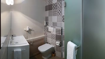 Deluxe Room | Bathroom | Shower, free toiletries, hair dryer, towels