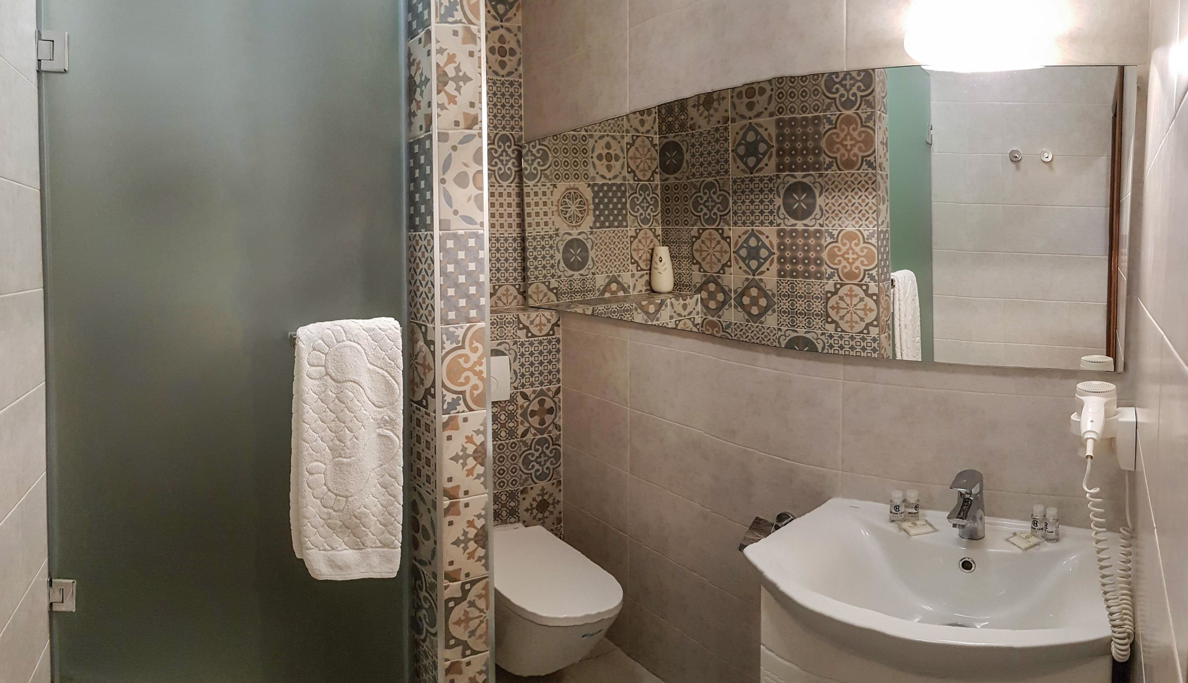 economy double room | bathroom | shower, free toiletries, hair dryer, towels