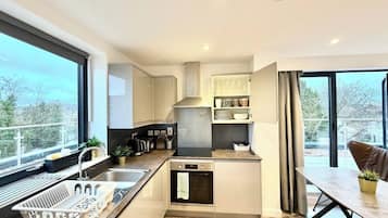 Superior Apartment | Cocina privada | Refrigerador, horno, parrilla de estufa y cafetera y tetera