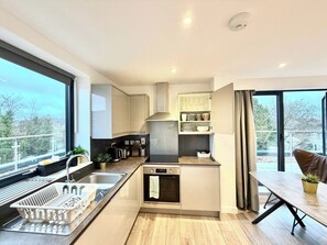 Penthouse | Private kitchen | Fridge, oven, stovetop, coffee/tea maker - Hampton Suites Serviced Apartments (Thames Ditton)