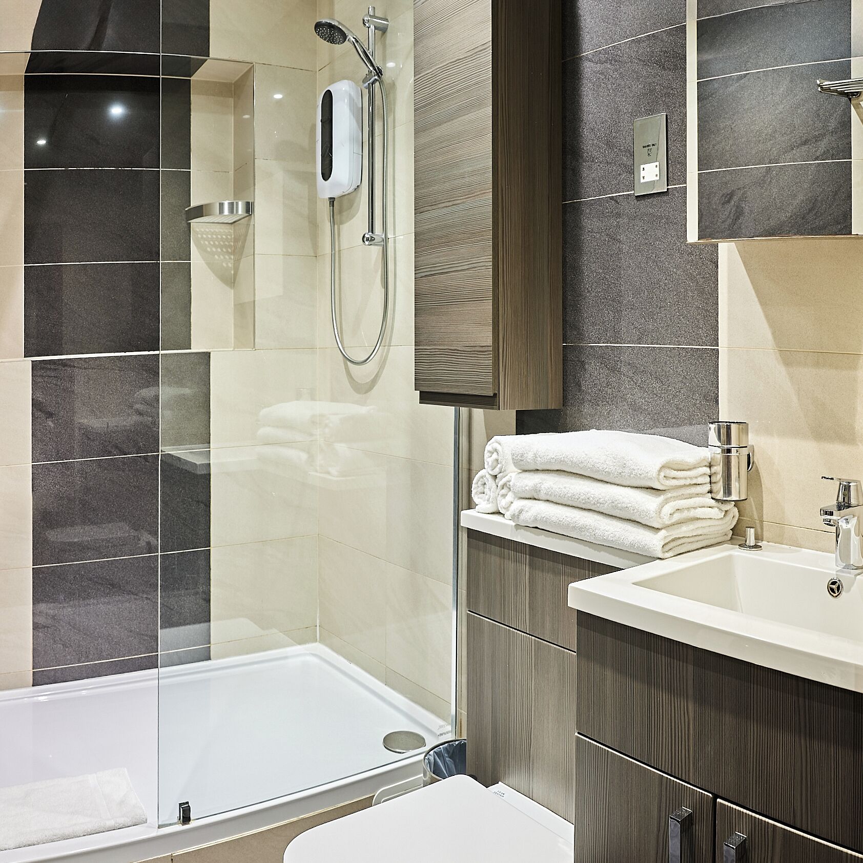 Pancuran mandi, pengering rambut, tuala disediakan 