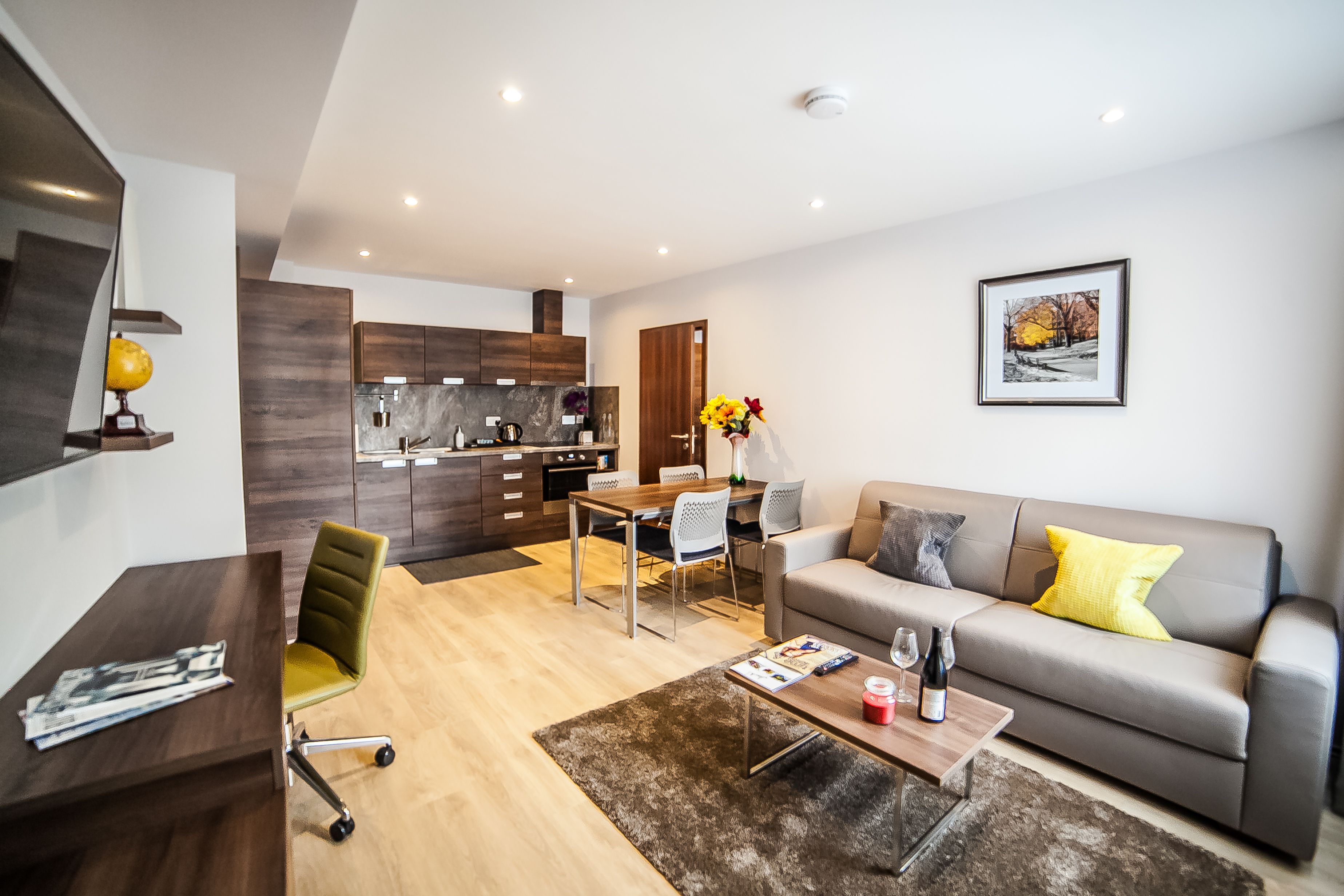 Un apartamento moderno con comedor, cocina y sala de estar.