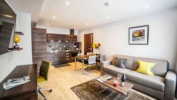 Un apartamento moderno con comedor, cocina y sala de estar.