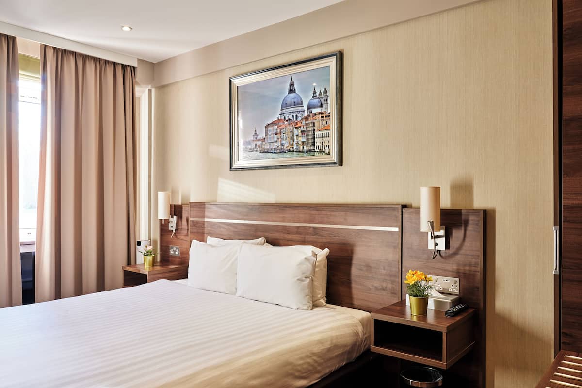 1 bedroom, hypo-allergenic bedding, desk, laptop workspace