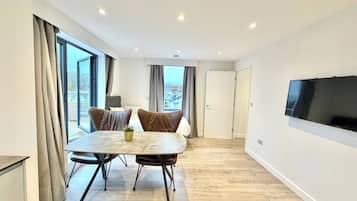 Superior Apartment | Private kitchen | Fridge, oven, stovetop, coffee/tea maker