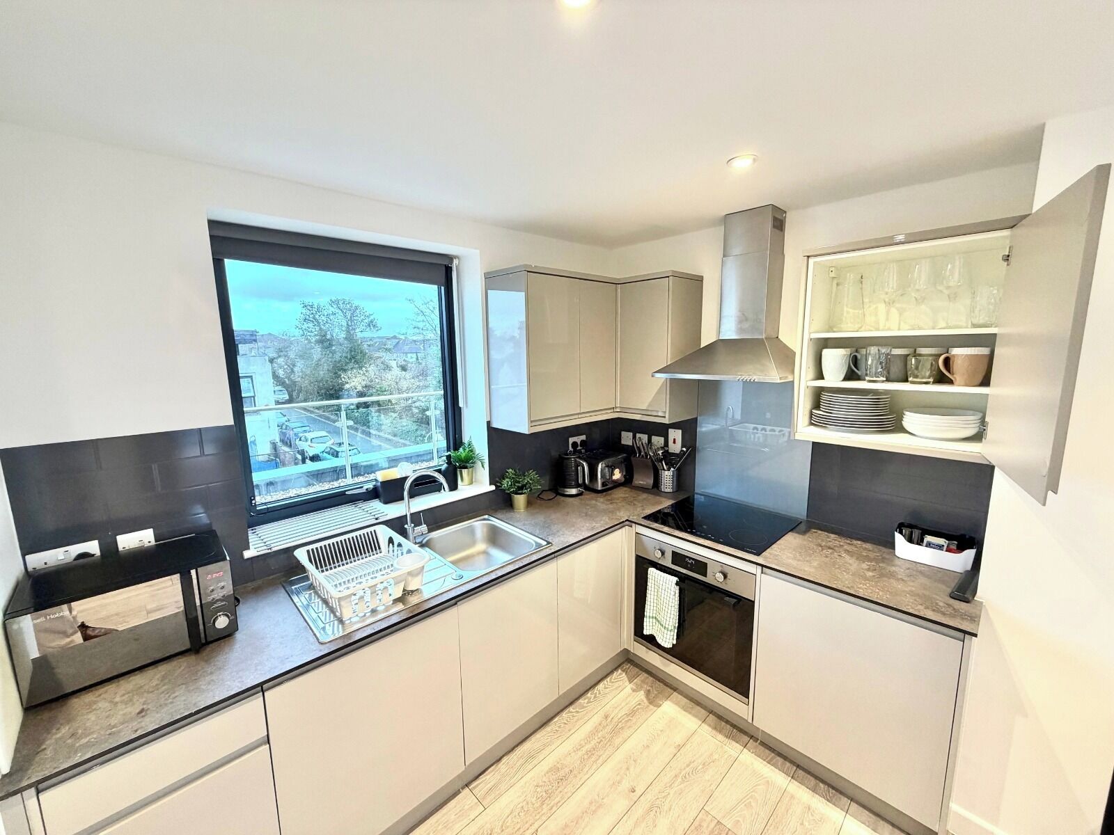 Superior Apartment | Private kitchen | Fridge, oven, stovetop, coffee/tea maker