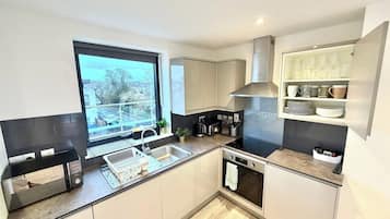 Superior Apartment | Cocina privada | Refrigerador, horno, parrilla de estufa y cafetera y tetera