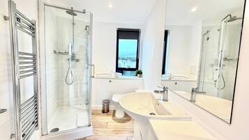 Dusche, Haartrockner, Handtücher