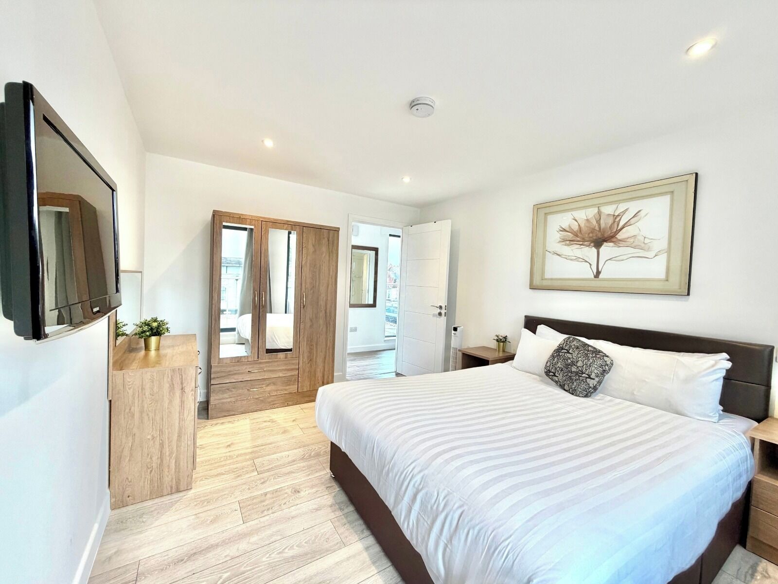 1 bedroom, hypo-allergenic bedding, desk, laptop workspace