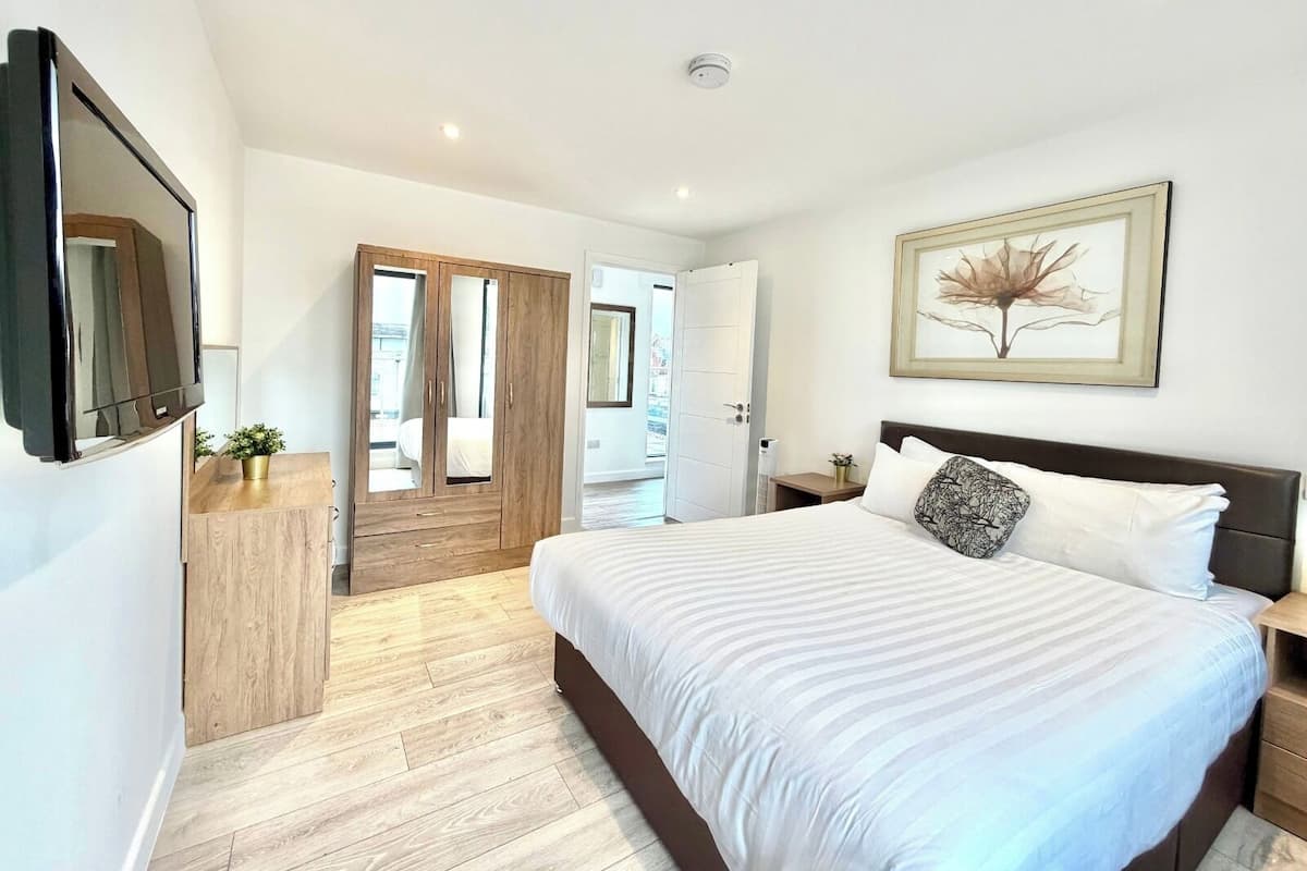 1 bedroom, hypo-allergenic bedding, desk, laptop workspace