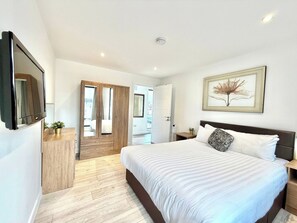 1 bedroom, hypo-allergenic bedding, desk, laptop workspace - Hampton Suites Serviced Apartments (Thames Ditton)