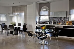 Villa Premium, 5 camere da letto | 5 camere, una cassaforte in camera, una scrivania, ferro/asse da stiro