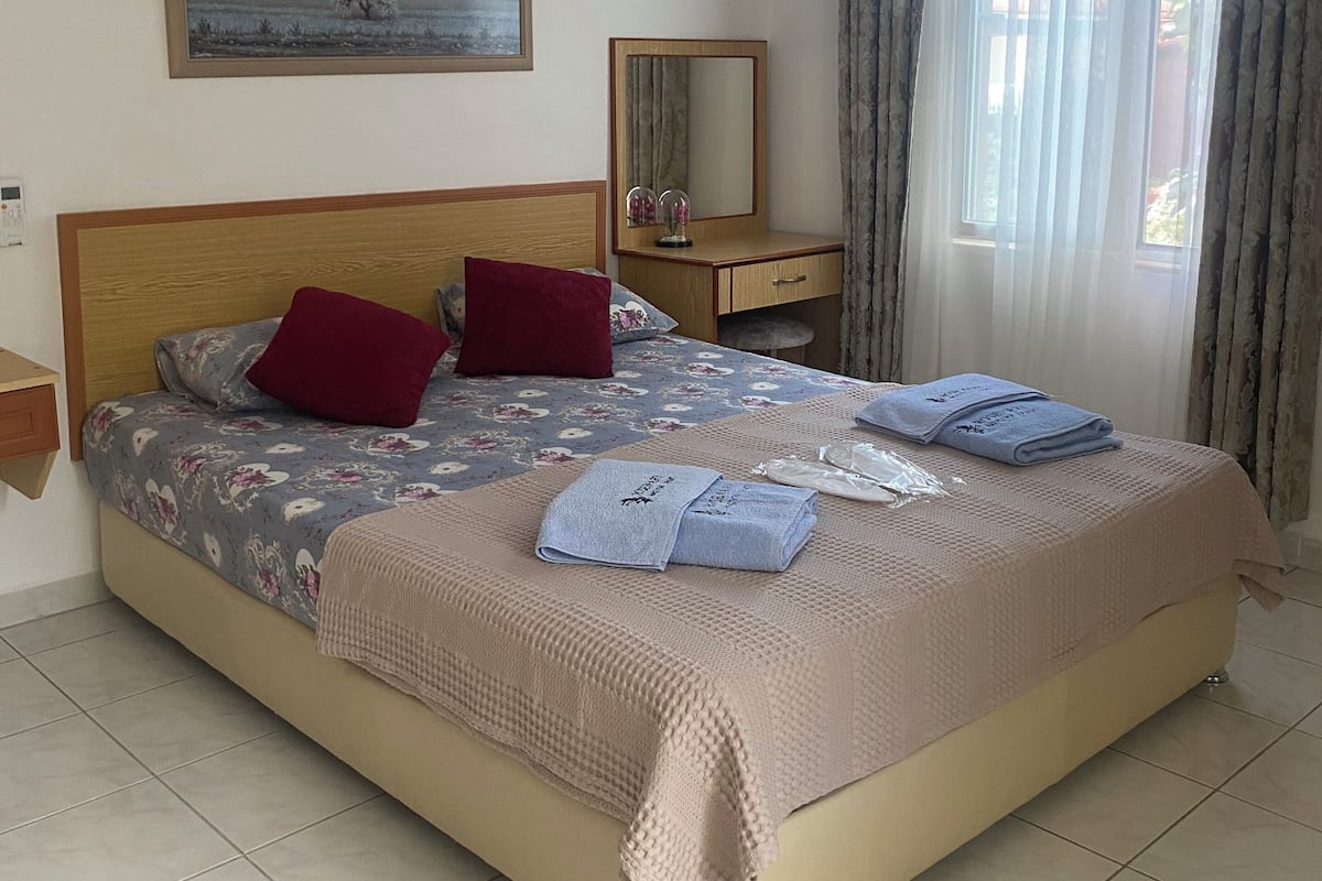 Quarto casal standard de uso individual | Roupas de cama premium, frigobar, individualmente decorados