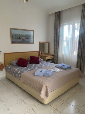 Habitación estándar doble de uso individual | Ropa de cama de alta calidad, minibar, decoración individual