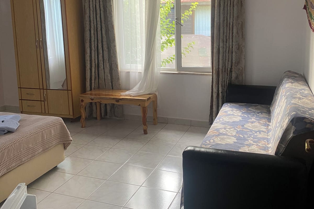 Kamar Double Standar untuk 1 Orang | Seprai premium, minibar, didekorasi berbeda-beda, dan kedap suara