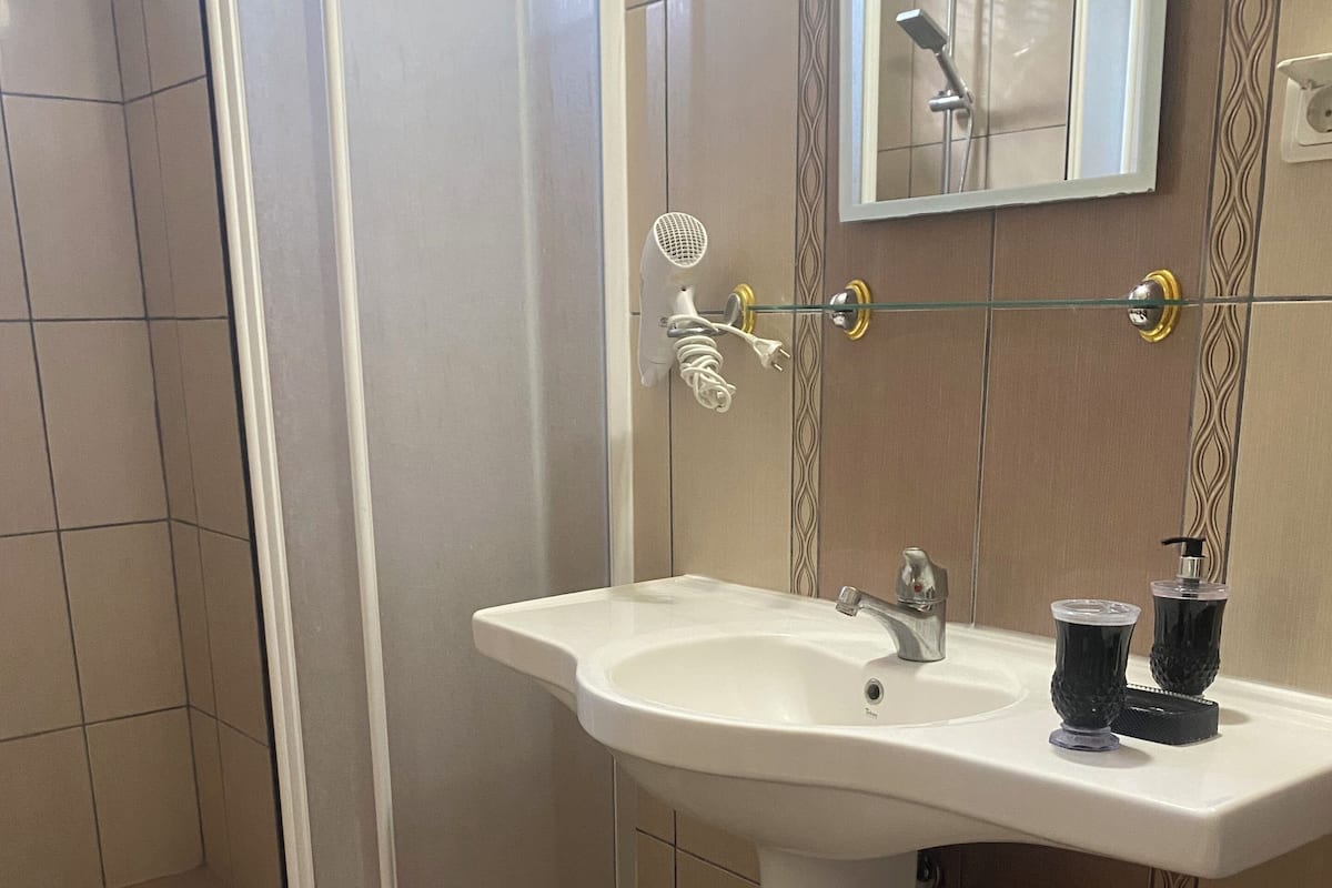 Shower, pancuran hujan, pengering rambut, dan sandal