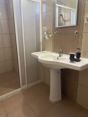 Shower, rainfall showerhead, hair dryer, slippers - Rosemary Pansiyon (Kemer)