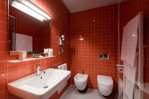 Ducha, artículos de tocador gratuitos, secador de pelo, bidet