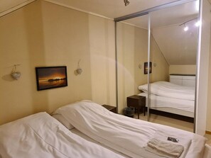 Apartment, 3 Bedrooms | Soundproofing, iron/ironing board, free WiFi, bed sheets - Skeisvang Gjestgiveri (Haugesund)