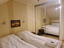 Apartamento, 3 habitaciones | Sistema de insonorización, tabla de planchar con plancha, wifi gratis