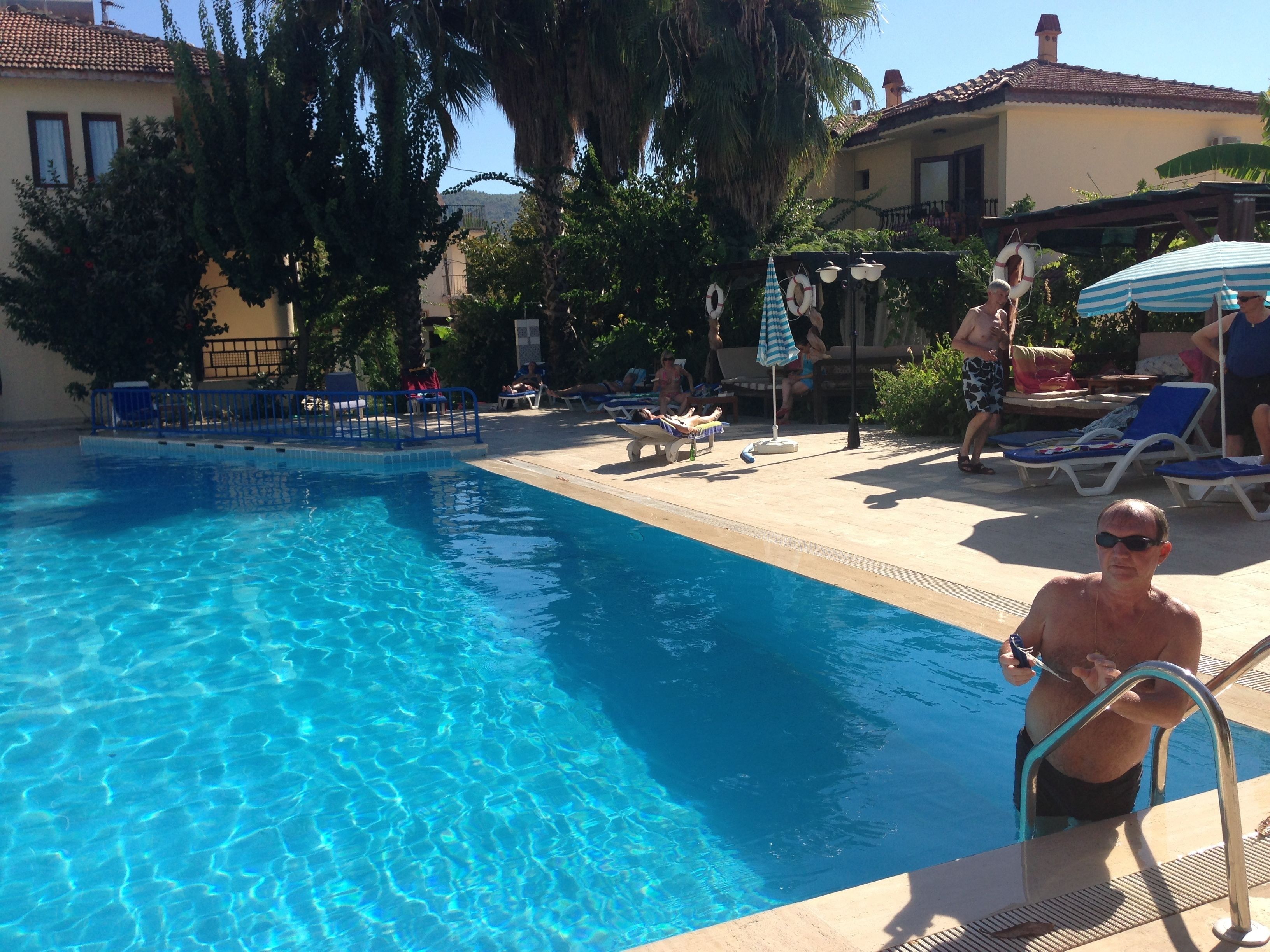 Außenpool (je nach Saison geöffnet), Liegestühle