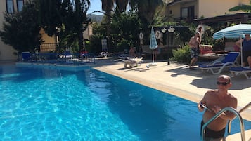 Außenpool (je nach Saison geöffnet), Liegestühle