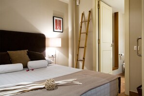 Apartment, 1 Bedroom | 1 bedroom, in-room safe, iron/ironing board, free cots/infant beds - Columbus Apartment (Barcelona)