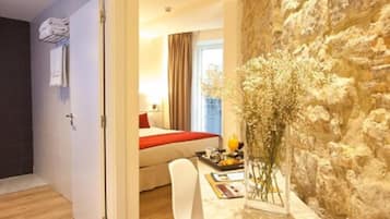 Oda, 1 En Büyük (King) Boy Yatak, Balkon | Odada kasa, masa, güneşlik/perde, ses yalıtımı