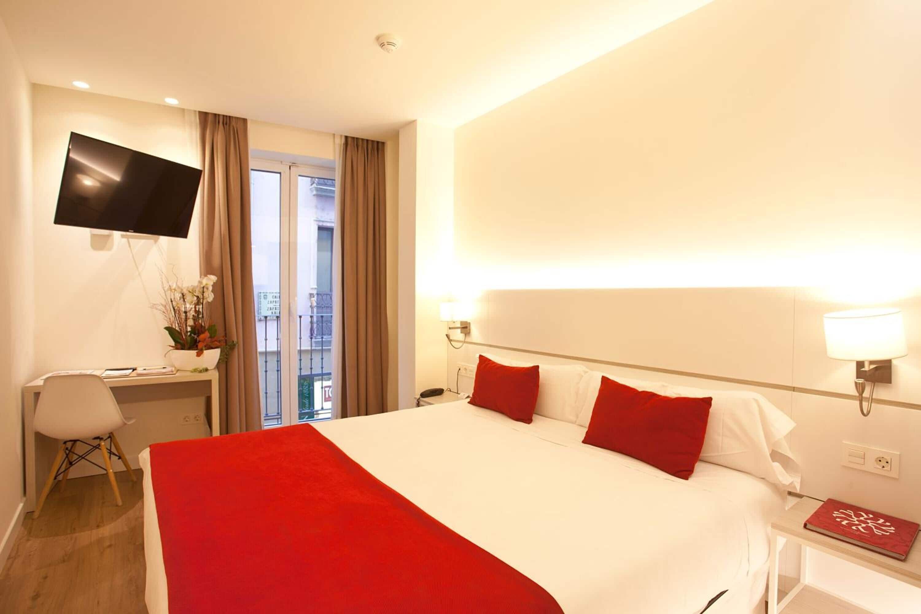 Een kluis op de kamer, een bureau, verduisterende gordijnen