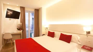 Een kluis op de kamer, een bureau, verduisterende gordijnen