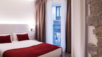 Caixa forta a l'habitació, escriptori i cortines opaques