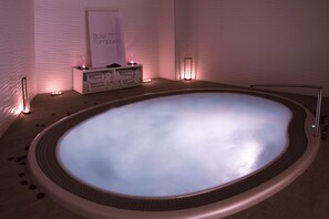 Indoor spa tub