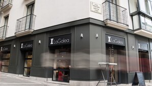 Un bâtiment portant l’enseigne « LaGalea », doté de grandes fenêtres et d’un balcon.