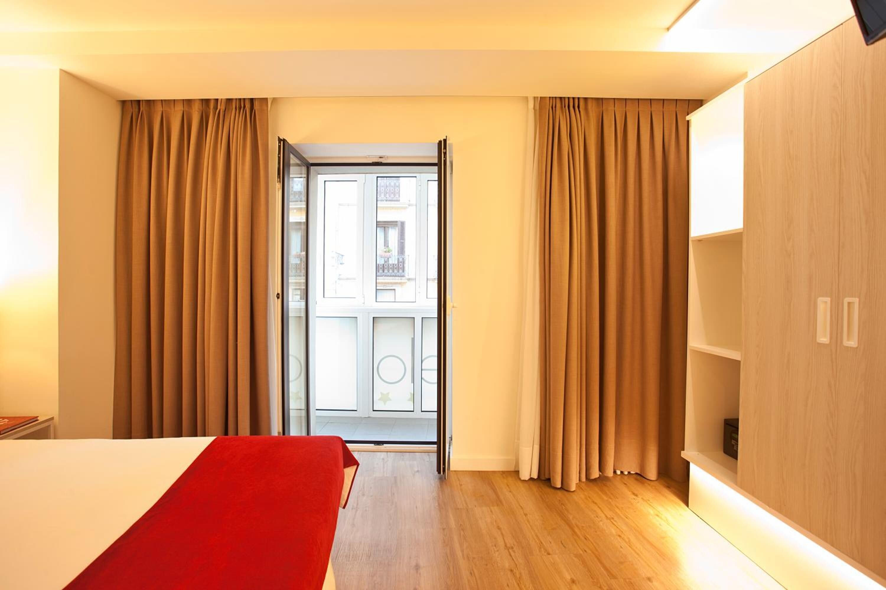 1 bedroom, in-room safe, desk, blackout curtains