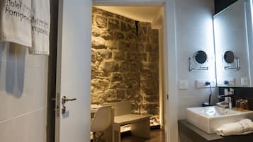 Premium kamer, 1 twee- of 2 eenpersoonsbedden, uitzicht op stad | Badkamer | Een douche, gratis toiletartikelen, een haardroger, handdoeken
