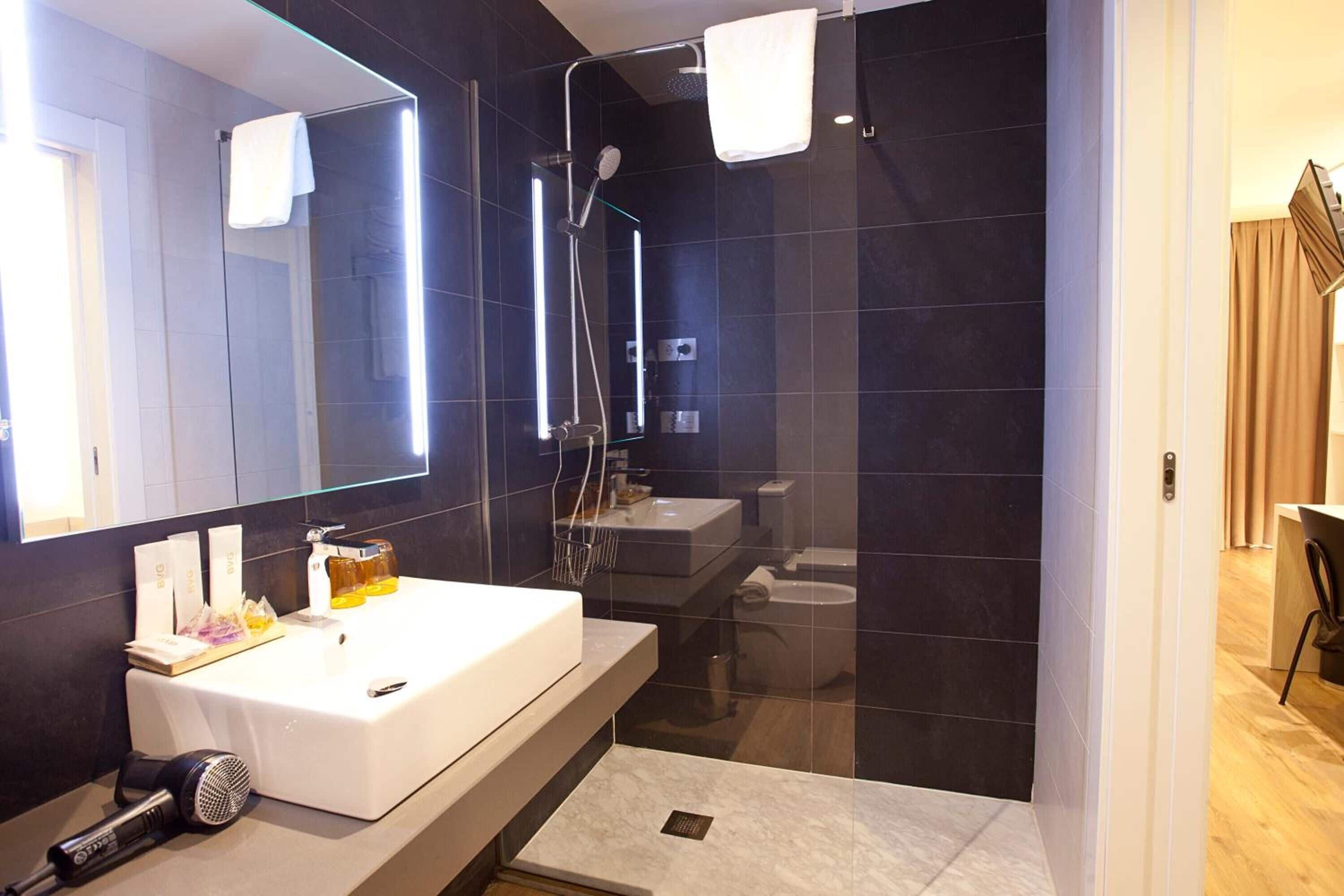 shower, free toiletries, hair dryer, towels