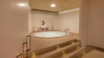 Een sauna, een bubbelbad, een Turks bad/hammam, lichaamsbehandelingen