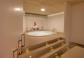 Sauna seca, banheira de hidromassagem, banho turco/hammam