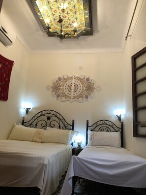 Dobbeltrom (Lala Fatima) | Senger med overmadrass, individuelt dekorert og individuelt innredet