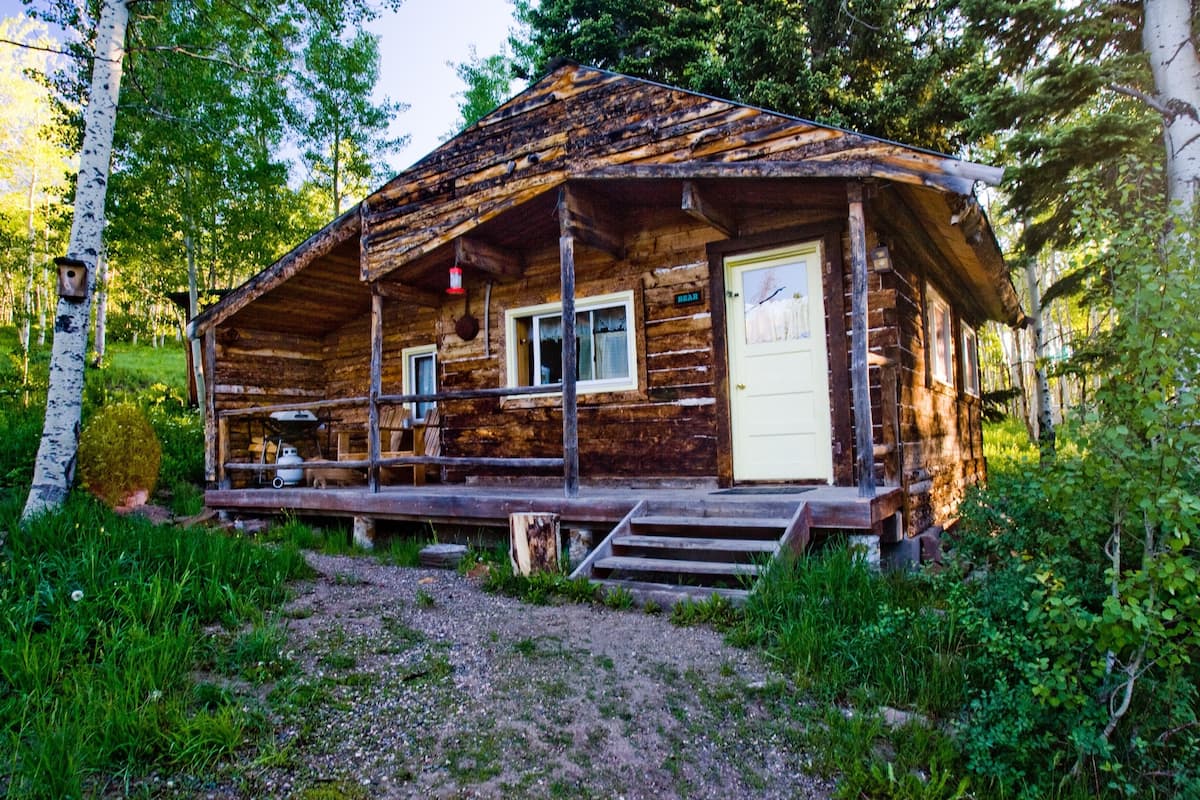 キャビン 2 ベッドルーム 専用バスルーム (Bear Cabin) | 客室ごとに異なる装飾、客室ごとに異なるインテリア、ベッドシーツ