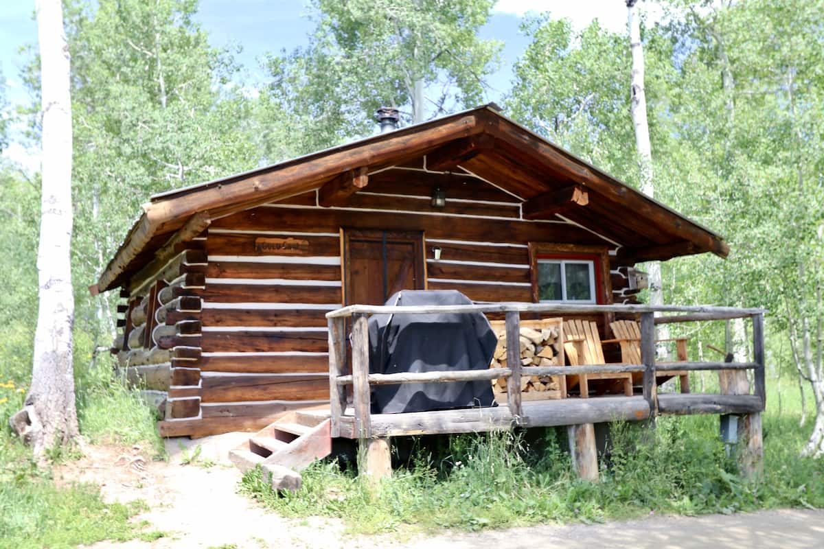 キャビン (Gold Camp Cabin) | 客室ごとに異なる装飾、客室ごとに異なるインテリア、ベッドシーツ