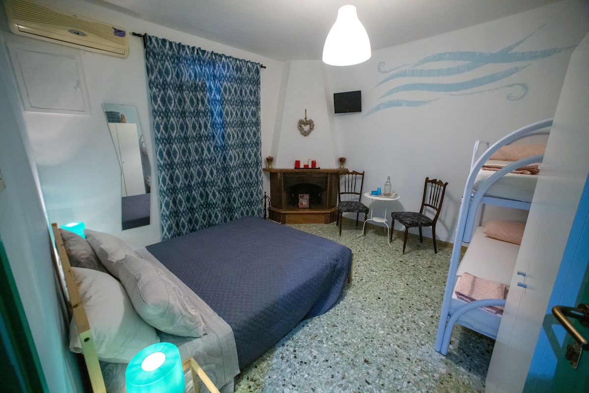 Quadruple Room, Shared Bathroom (Aria) | Blackout drapes, cribs/infant beds, rollaway beds, free WiFi