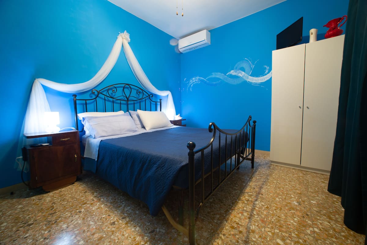Double Room, 1 Double Bed, Shared Bathroom (Acqua) | Blackout drapes, cribs/infant beds, rollaway beds, free WiFi