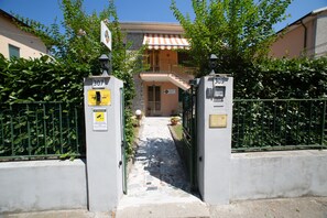 Exterior - Ai 4 Elementi (Pisa)