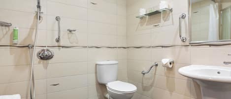 Een moderne badkamer met toilet, wastafel, douche en een spiegel.