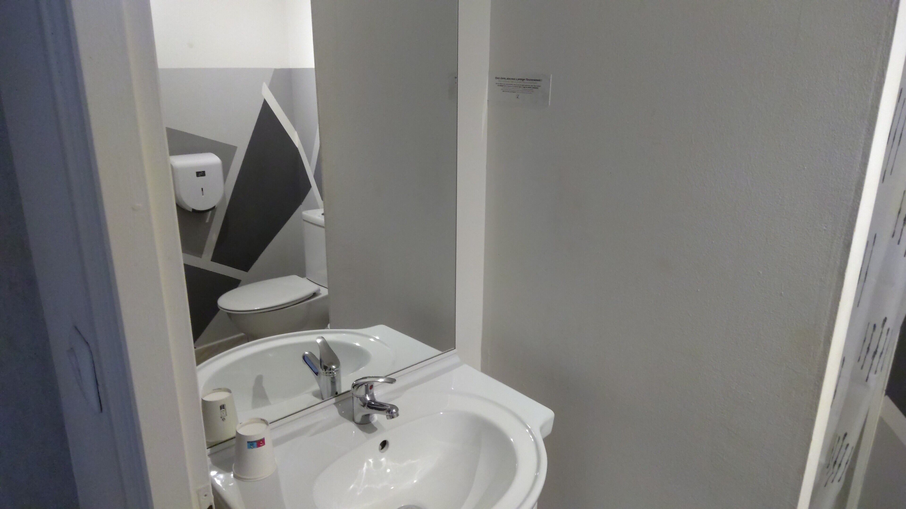 standard twin room | bathroom | shower, towels