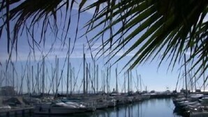 A marina with numerous boats docked, calm water, and a clear sky. - Logis Hôtel La Clé des Songes (Pierrefeu-du-Var)
