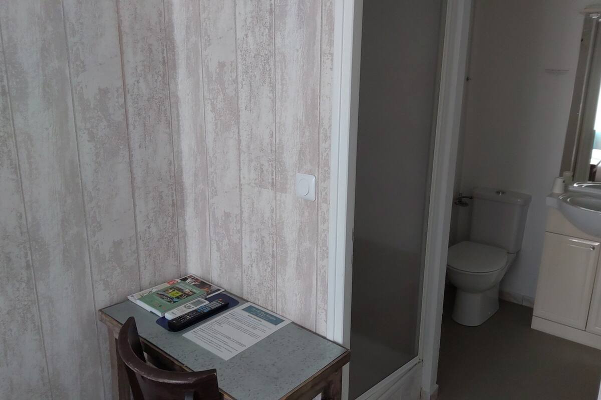 standard twin room | bathroom | shower, towels